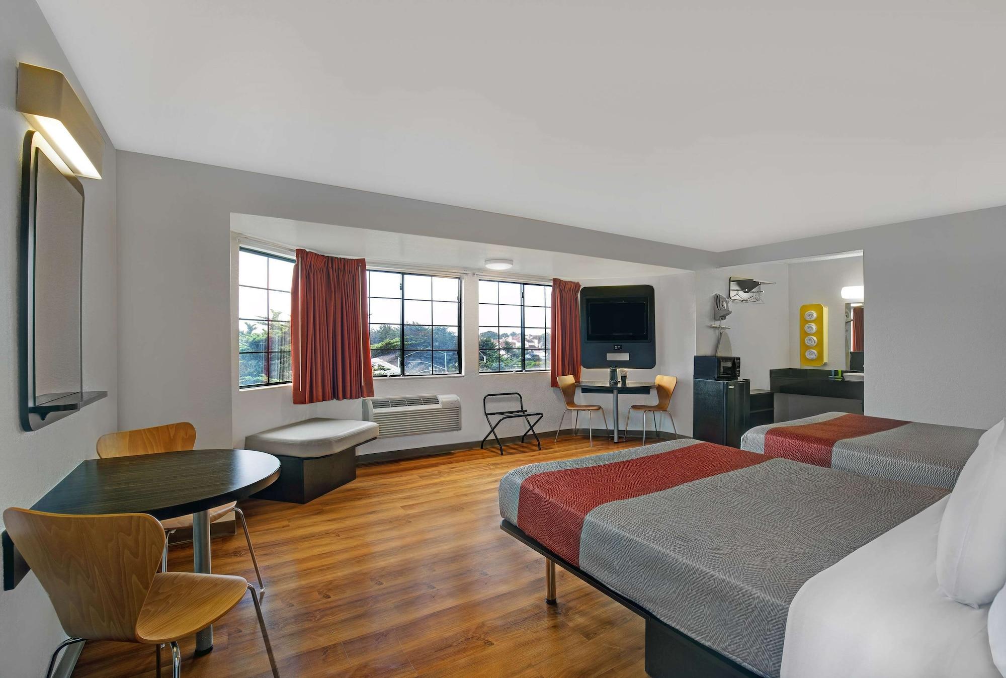 Motel 6-Marina, Ca - Monterey Eksteriør billede