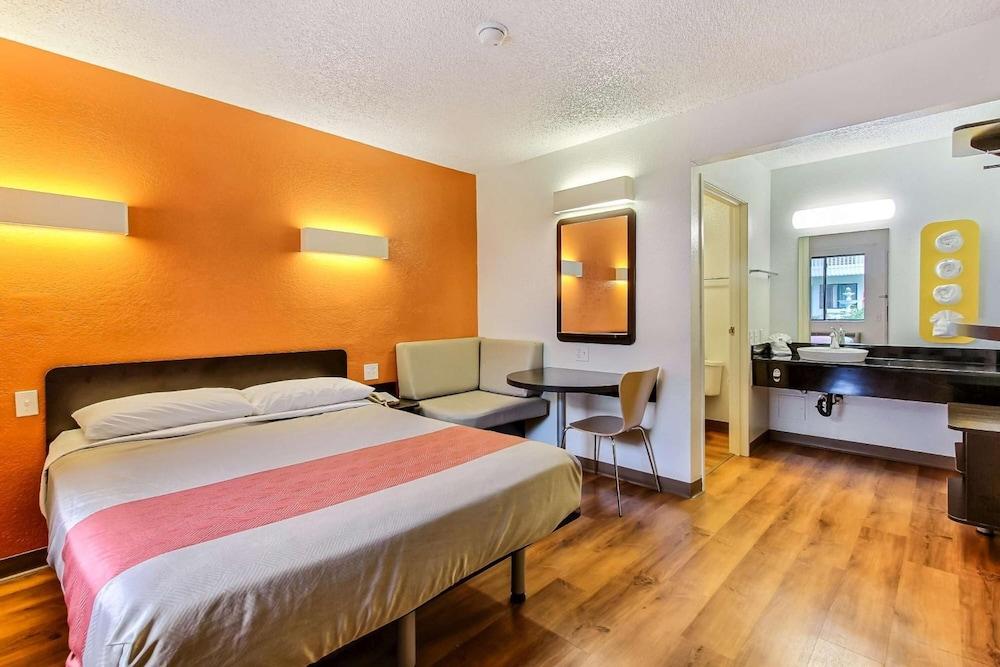 Motel 6-Marina, Ca - Monterey Eksteriør billede