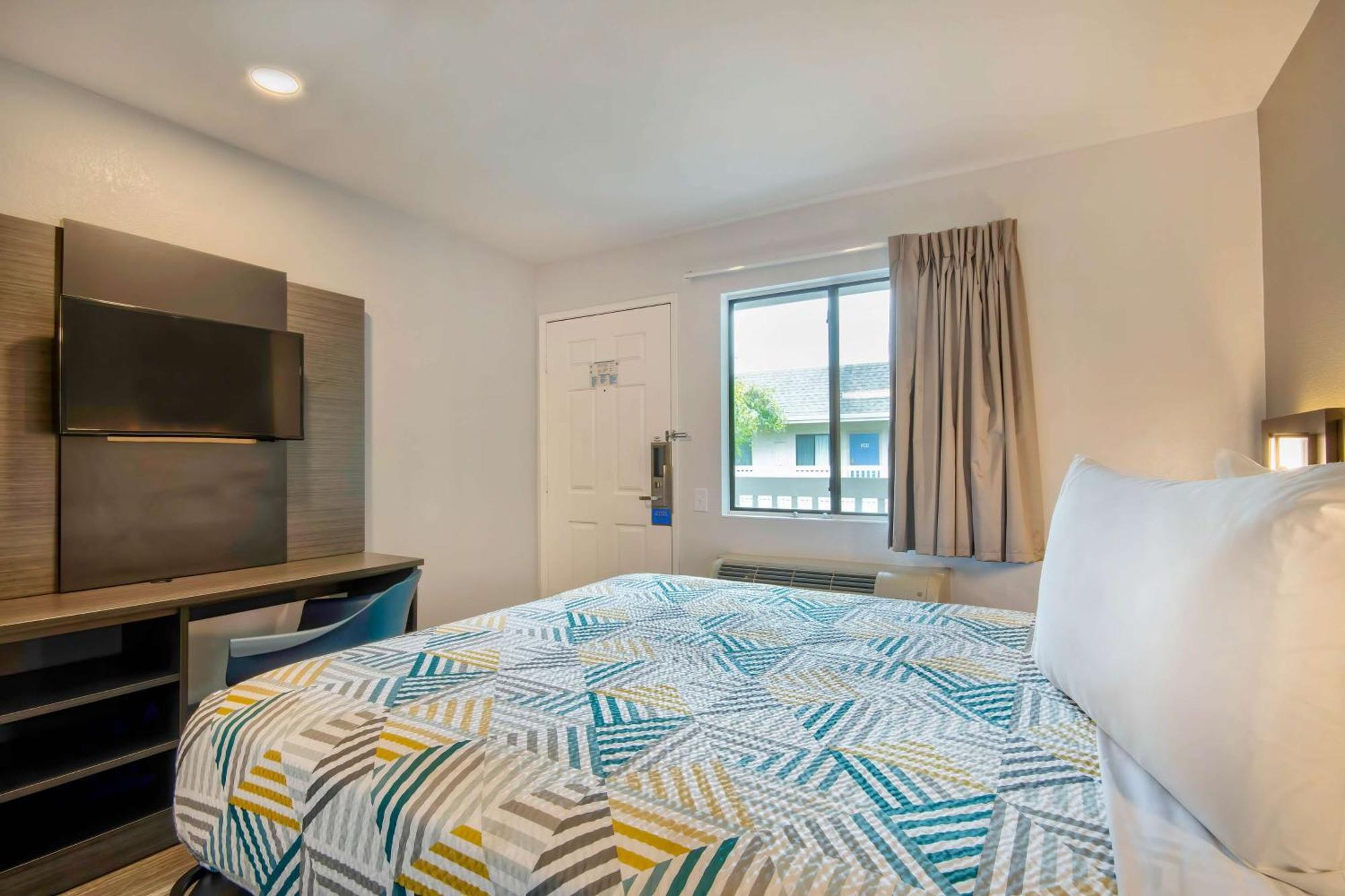 Motel 6-Marina, Ca - Monterey Eksteriør billede